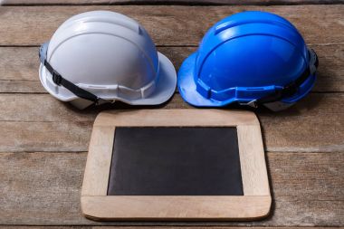 Kara tahta ile beyaz ve mavi koruyucu güvenlik kask