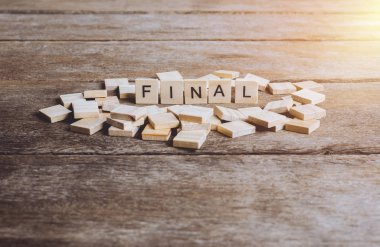 Kelime Final blok ahşap harfleri ile yaptı. Ahşap abc