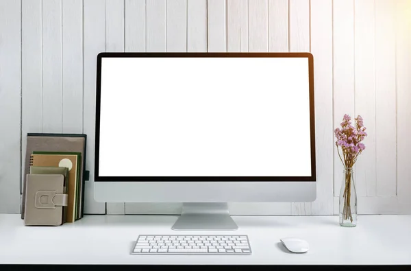 Fundo do local de trabalho com tela branca em branco moderna desktop comp — Fotografia de Stock