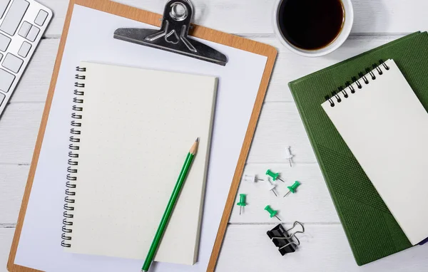 Trä vita skrivbord bord med kopp kaffe, Notebook, penna — Stockfoto