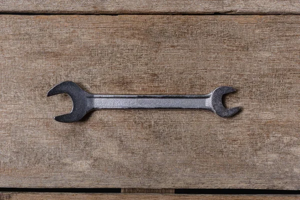 Moersleutel tool op houten achtergrond. Bovenaanzicht — Stockfoto