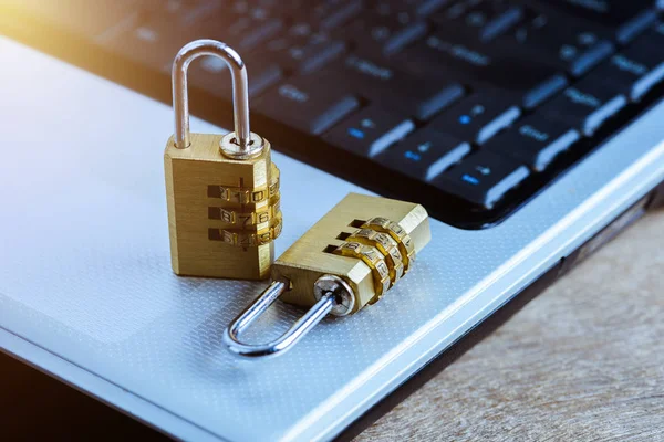 Fechadura de segurança de metal com senha no teclado do computador — Fotografia de Stock