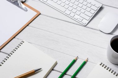 Ahşap beyaz ofis resepsiyon masası kahve, defter, kalem ile