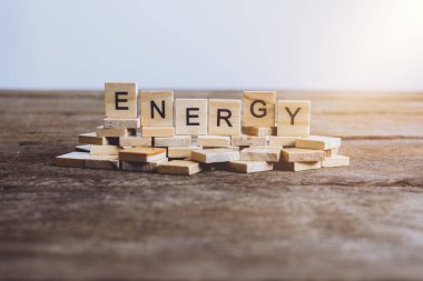 Kelimeler enerji blok ahşap harfleri ile yaptı. Ahşap abc 