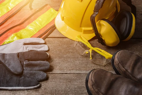 Equipo de seguridad de construcción estándar en mesa de madera Imagen De Stock