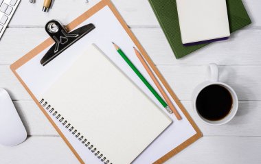 Ahşap beyaz ofis resepsiyon masası kahve, defter, kalem ile