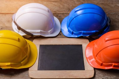 Sarı, turuncu, beyaz ve mavi koruyucu güvenlik kask cha ile