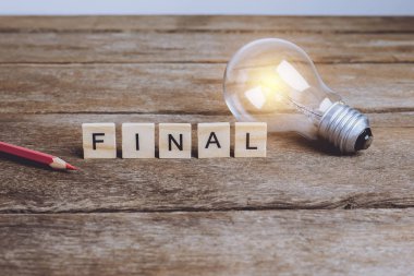 Kelime Final blok ahşap harfleri ile yaptı. Ahşap abc