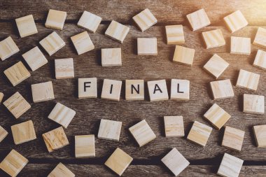 Kelime Final blok ahşap harfleri ile yaptı. Ahşap abc 