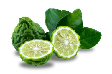 Beyaz zemin üzerinde yaprak izole taze bergamot meyvesi