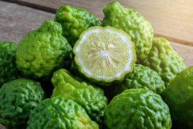 ahşap masa taze bergamot meyve