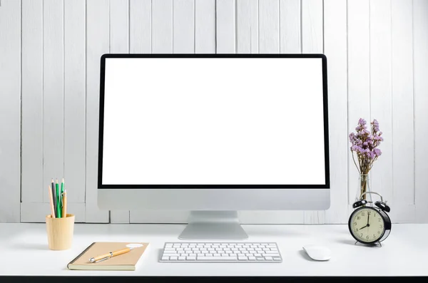 Werkplek achtergrond met de moderne desktop comp leeg wit scherm — Stockfoto