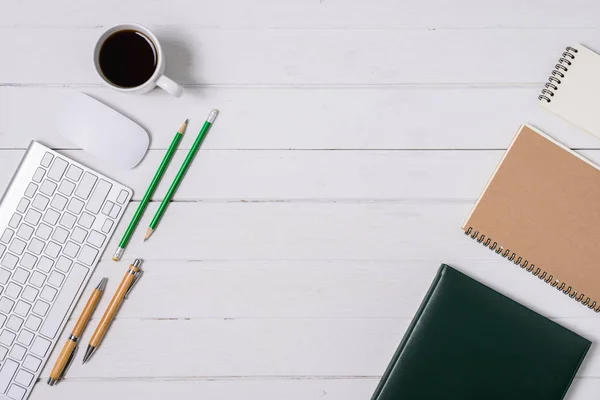 Mesa de escritorio de oficina blanca de madera con taza de café, cuaderno, pluma —  Fotos de Stock