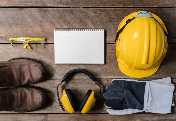 Equipamento de segurança de construção padrão na mesa de madeira. vista superior — Fotografia de Stock