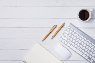 Ahşap beyaz ofis resepsiyon masası kahve, defter, kalem ile