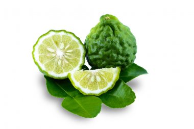 Beyaz zemin üzerinde yaprak izole taze bergamot meyvesi