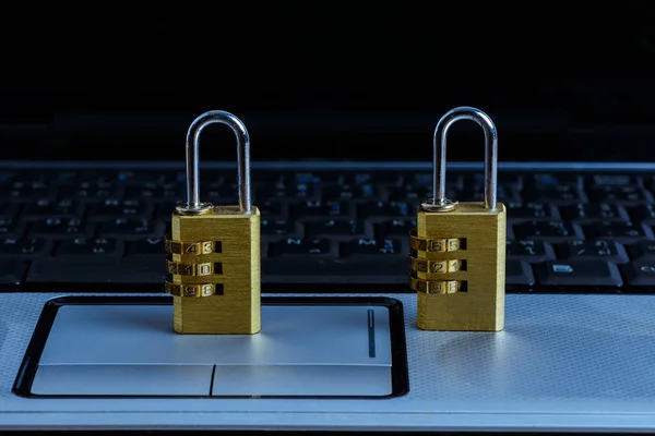 Металевий замок безпеки з паролем на клавіатурі комп'ютера — стокове фото