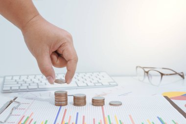 El koyarak para sikke stac erkek tarafından önceden belirlenmiş para kavramı kaydetme