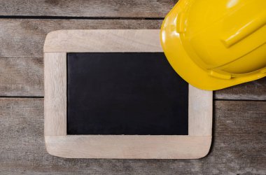 Kara tahta ile sarı koruyucu güvenlik kask