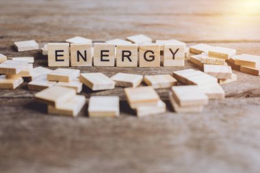 Kelimeler enerji blok ahşap harfleri ile yaptı. Ahşap abc 