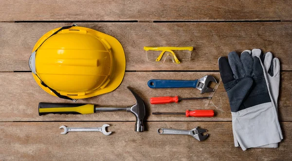 Équipement de sécurité de construction standard et outils fixés sur t en bois — Photo