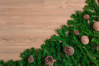 Tahtada dallar ve çam kozalakları