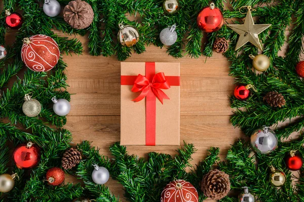 Abeto de Navidad con decoración sobre tabla de madera —  Fotos de Stock