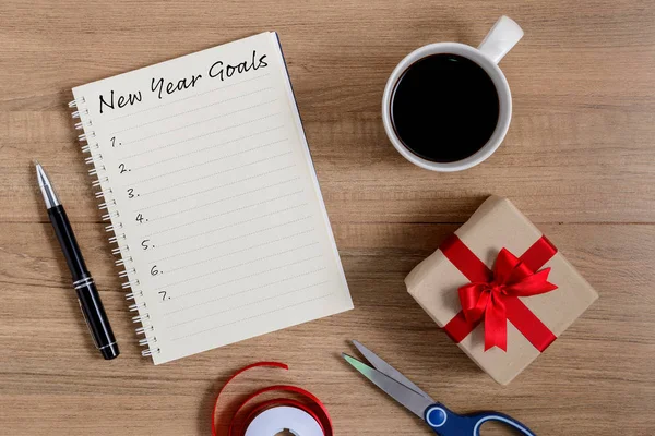 New Year's Goals List written on Notebook with gift box — Stock Photo, Image