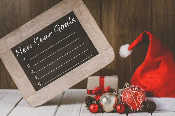 Adornos de Navidad y objetivos de Año Nuevo Lista escrita en tiza —  Fotos de Stock