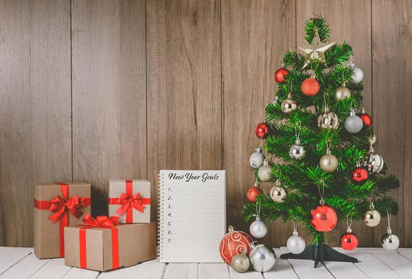 Christmas tree with colorful balls ornaments and gift boxes with — Stock Photo, Image