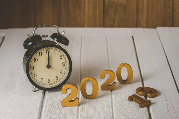 Reloj despertador 2020 Número de oro de madera. Feliz Año Nuevo en la naturaleza c —  Fotos de Stock