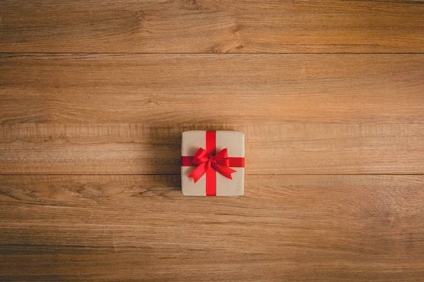 Pudełka prezentów z świątecznymi wstążkami na drewnianym tle — Zdjęcie stockowe