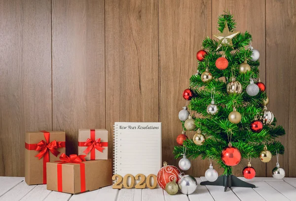 Árbol de Navidad con coloridos adornos de bolas y cajas de regalo con —  Fotos de Stock