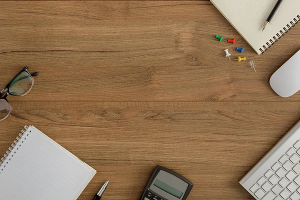 Flat lay, top view dřevěný kancelářský stůl Workspace — Stock fotografie