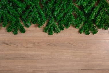 Çam dalları ahşap tahta üzerinde