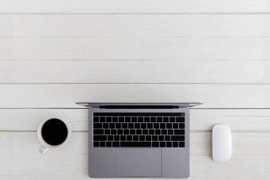 Düzlük, üst görünüm ahşap ofis çalışma alanı