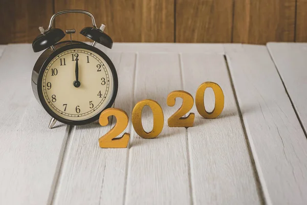 Reloj despertador 2020 Número de oro de madera. Feliz Año Nuevo en la naturaleza c —  Fotos de Stock