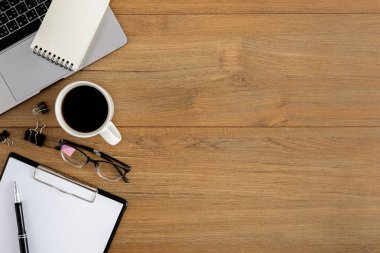 Düzlük, üst görünüm ahşap ofis çalışma alanı