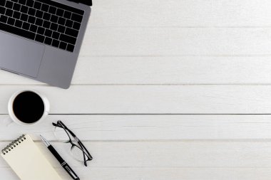 Düzlük, üst görünüm ahşap ofis çalışma alanı