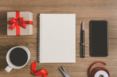 Yeni Yıl Kararları Listesi Not Defteri 'ne hediye kutusuyla birlikte yazılmış.