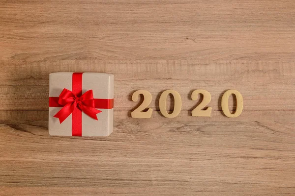 Números de madera 2020, Para el nuevo año con caja de regalo —  Fotos de Stock