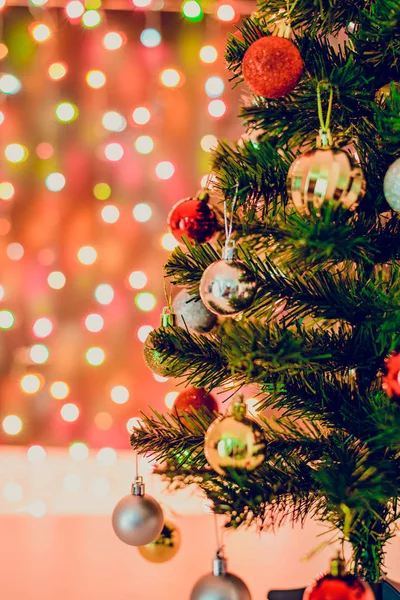Decoración navideña estrella y bolas Colgando de ramas de pino chr —  Fotos de Stock