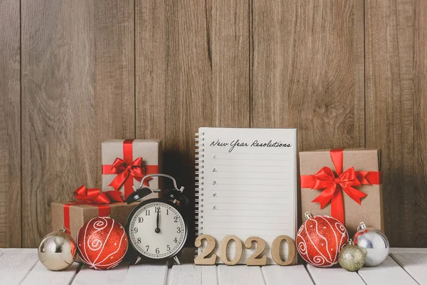 Texto de madera 2020 y reloj despertador con adornos navideños y Ne —  Fotos de Stock