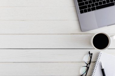 Düzlük, üst görünüm ahşap ofis çalışma alanı