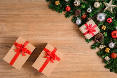 Yılbaşı çam ağacı ile dekorasyon ahşap tahta üzerinde