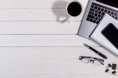 Düzlük, üst görünüm ahşap ofis çalışma alanı