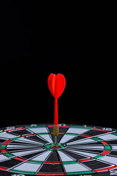 Fléchette rouge frappant dans le centre de la cible est jeu de fléchettes sur Bla — Photo