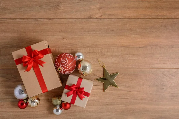 Regalos cajas con cintas festivas sobre fondo de madera —  Fotos de Stock