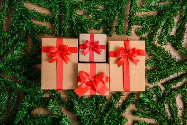 木製のボード上の装飾とクリスマスのモミの木 — ストック写真