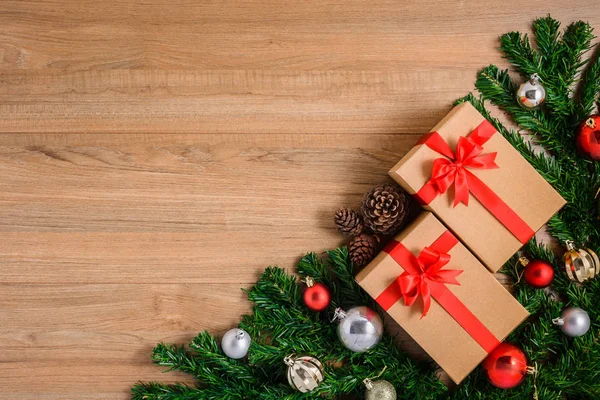 Abeto de Navidad con decoración sobre tabla de madera —  Fotos de Stock